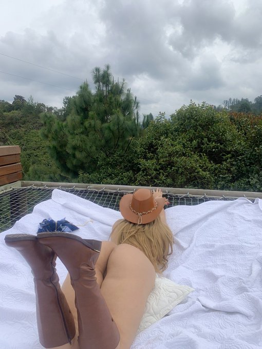 Busco alguien que quiera tomar el sol conmigo ☀️  #Only18 https://t.co/lytonEhpDs<a href="/tag/only18"class="tags"><span>#only18</span></a>