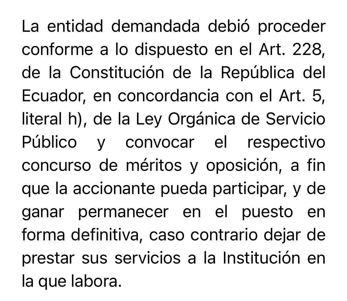 amontenegrito's tweet photo. El otro dia, un Tribunal de lo Contencioso Administrativo, le dio la razón a una funcionaria pública de la cual fui su abogado defensor.

La decisión determinó que el ARCA (Agencia de Regulación del Agua) dictó en detrimento de la funcionaria, un acto administrativo contrario a la Constitución y a la ley, el mismo que daba por terminado su nombramiento PROVISIONAL.

Ahora bien, en el ámbito del servicio público siempre existe la interrogante: ¿existe estabilidad de un funcionario cuyo nombramiento es PROVISIONAL? 

Pues por regla general, la principal característica de ese nombramiento es que NO genera estabilidad a favor de quien se lo ha dictado, no obstante, para terminarlo, la autoridad debe seguir ciertas reglas determinadas en el artículo 105 del Reglamento a la LOSEP, es decir: 

En el caso de los nombramientos provisionales las o los servidores cesarán en sus funciones una vez que: 

📌Concluya el período de temporalidad para los cuales fueron nombrados, de existir, o, 

📌Cuando se produzca el evento que ocasionare el retorno del titular del puesto; o, 

📌Tratándose de período de prueba, en caso de que no se hubiere superado la evaluación respectiva.

Hacerlo sin seguir estas reglas viola al artículo 105.1 del COA, puesto que se transgrede a la ley y a la motivación, es decir se emana un acto contrario a la Constitución y a la ley, por lo tanto debe ser declarada su NULIDAD.