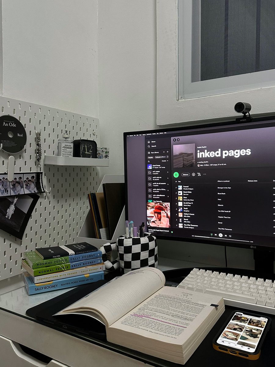 normalpleasures's tweet photo. 🍃🎧💐 https://t.co/gpBHyZkiWh