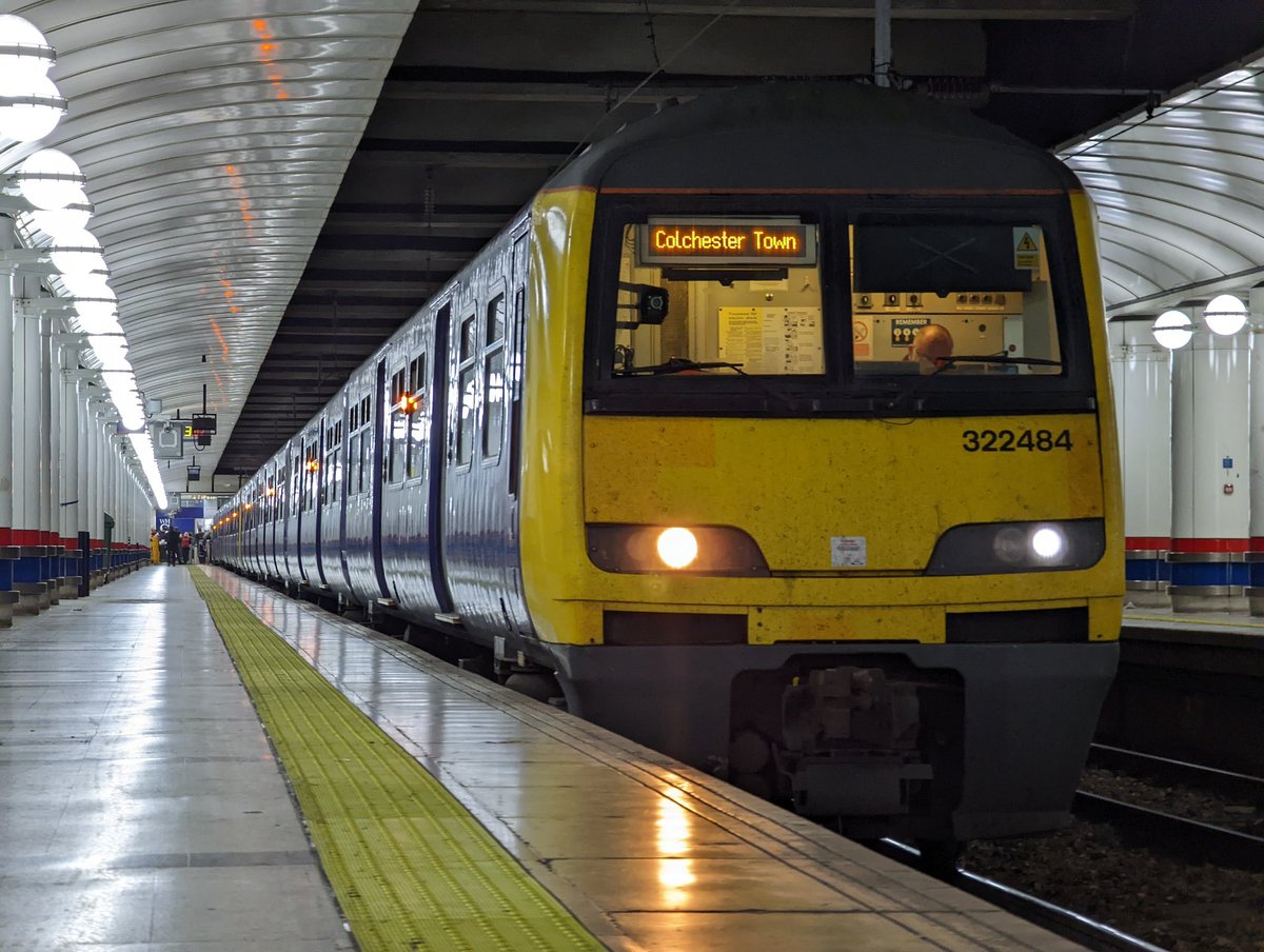 DownOnTheStour's tweet image. Well unfortnately between the Bin tour or the PEP Tour I was obvouisly choosing the latter. 😅

Farewell to these beasts from East Anglia. You served the GEML well and I'm glad I did the final diagram at least! 👏

#RailwayPhotography #railwaytwitter #class321 #dustybin #DOTS