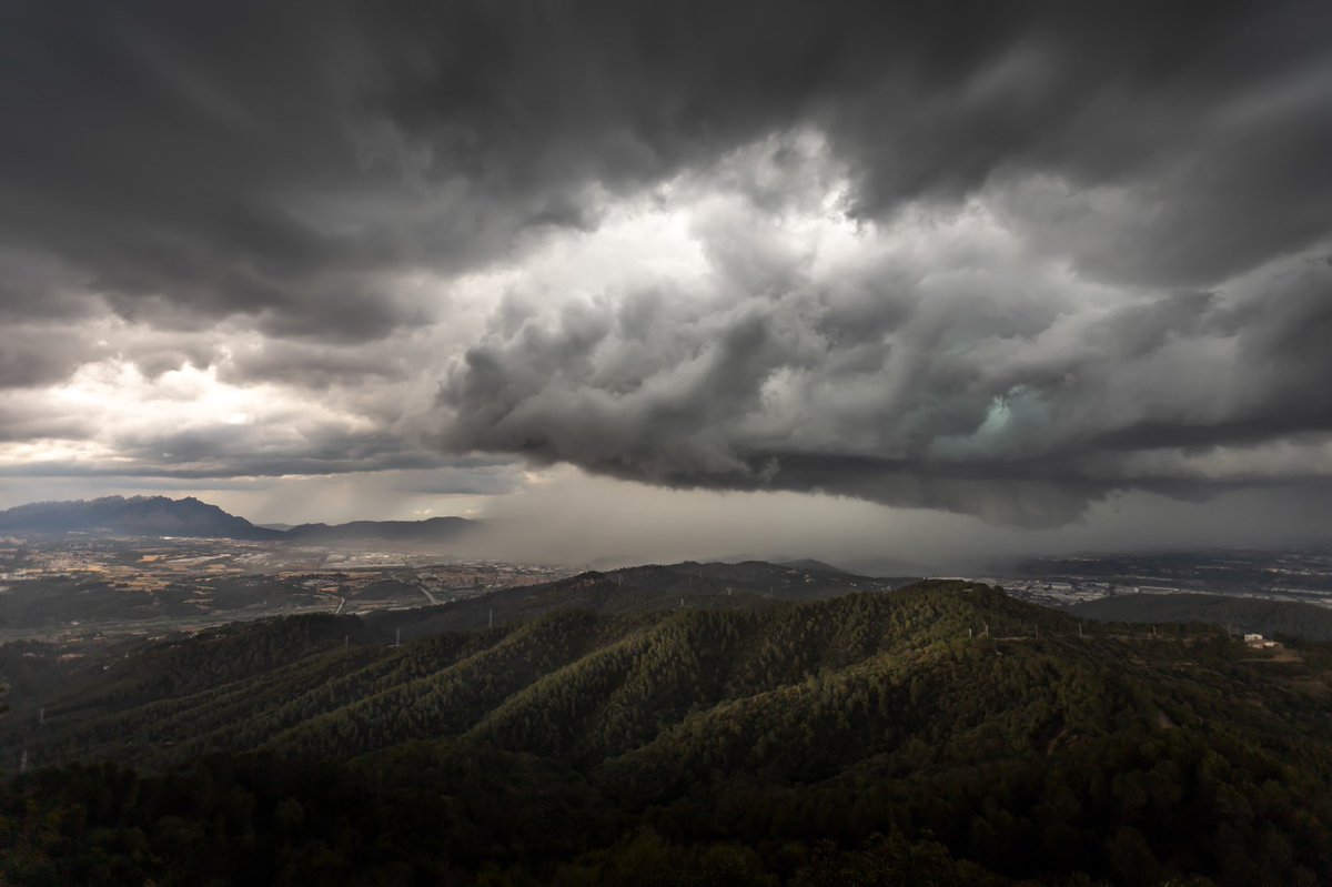 JosepMVandellos's tweet photo. Xàfec d’aquesta tarda al Baix Llobregat vist desde la Serra d’Ordal amb #montserrat de fons. #pluja 
#sequera #creudelaragall @MeteoMauri @eltempsTV3 @AlfredRPico @ElTemps_cat @AjCorberaLl @meteocat https://t.co/XhfBGemMar