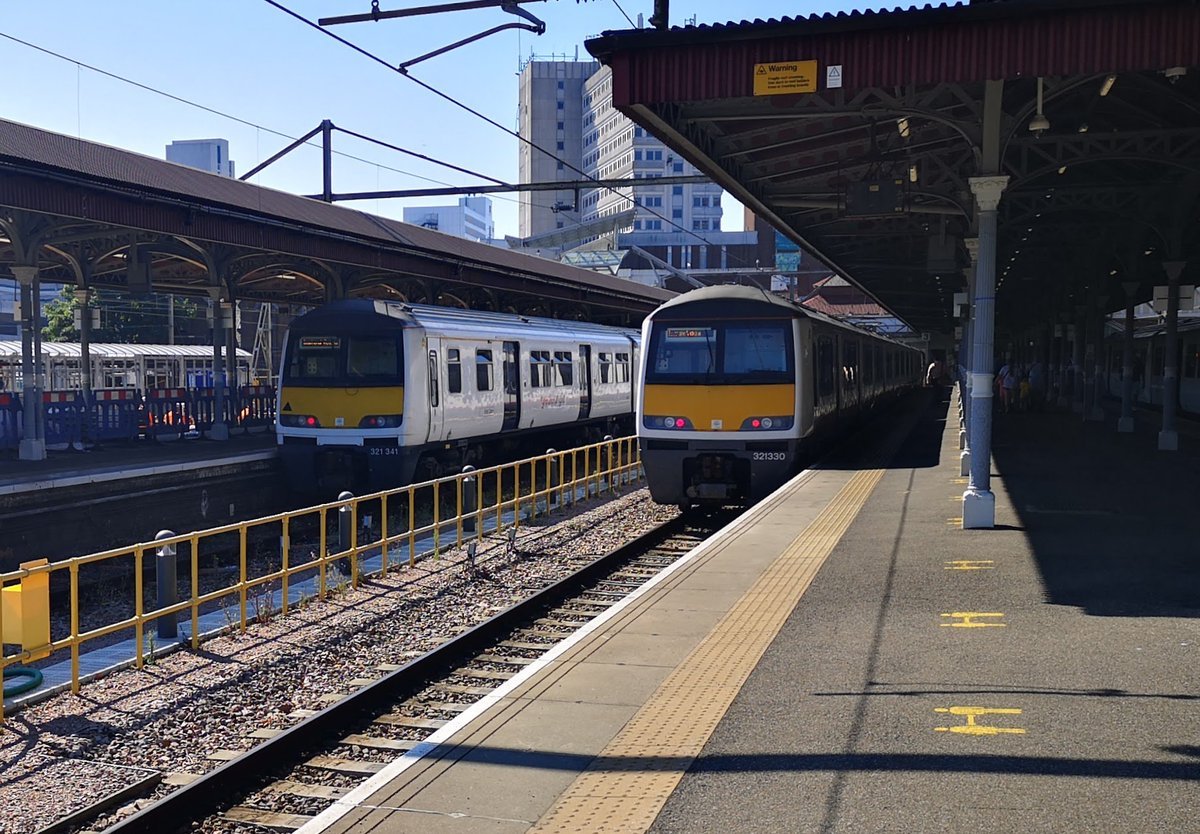 DownOnTheStour's tweet image. Well unfortnately between the Bin tour or the PEP Tour I was obvouisly choosing the latter. 😅

Farewell to these beasts from East Anglia. You served the GEML well and I'm glad I did the final diagram at least! 👏

#RailwayPhotography #railwaytwitter #class321 #dustybin #DOTS