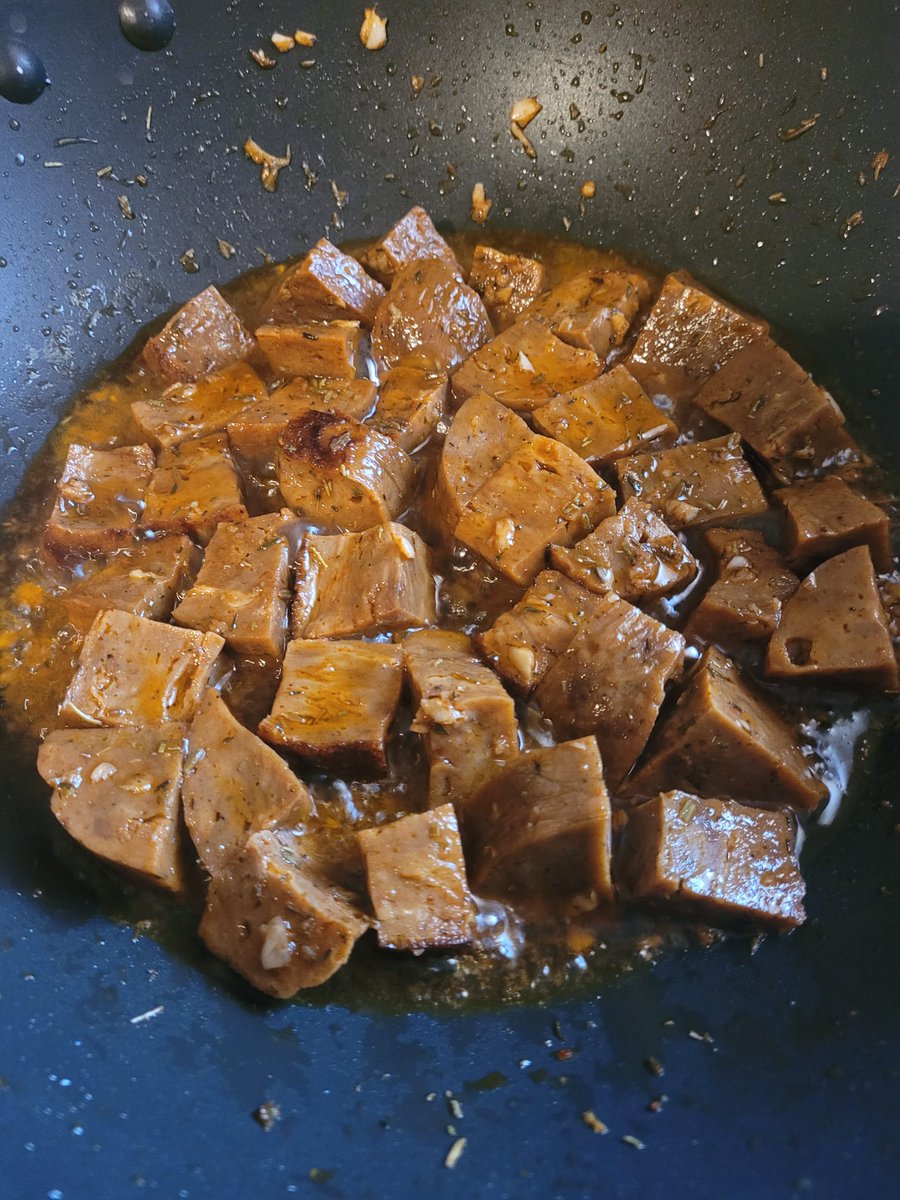 Seitan fiesta, el seitan estuvo en adobo desde anoche, había ganas de merendar en casa 🌱
#VeganChan