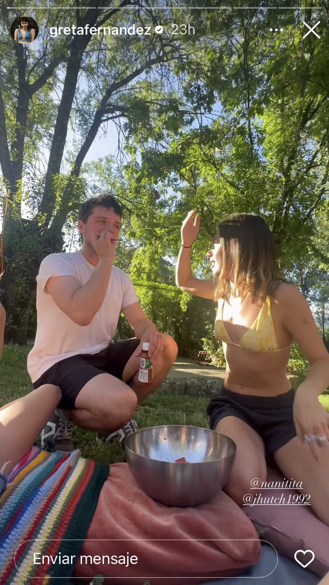 entrophyyh's tweet photo. qué envidia me da el josh hutcherson.... él se hizo millonario de joven y dijo suficiente 🫶 me voy a españa con mi novia española a disfrutar la vida con mi dinero inmenso del banco y ahora se va a comer paella mientras se fuma un piti con la anna castillo https://t.co/iGuoCSLvZ8