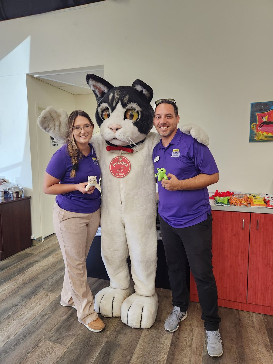 Cat Depot's mascot Petunia is happy to have all these families playing Felines Feud.
#RemakeDays 
#SuncoastRemakeDays 
@remakelearningdays @SuncoastCGLR @ThePattersonFdn