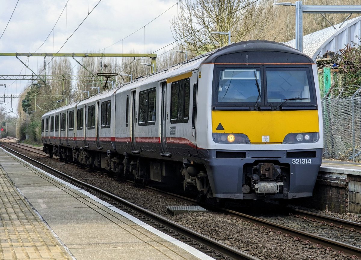DownOnTheStour's tweet image. Well unfortnately between the Bin tour or the PEP Tour I was obvouisly choosing the latter. 😅

Farewell to these beasts from East Anglia. You served the GEML well and I'm glad I did the final diagram at least! 👏

#RailwayPhotography #railwaytwitter #class321 #dustybin #DOTS