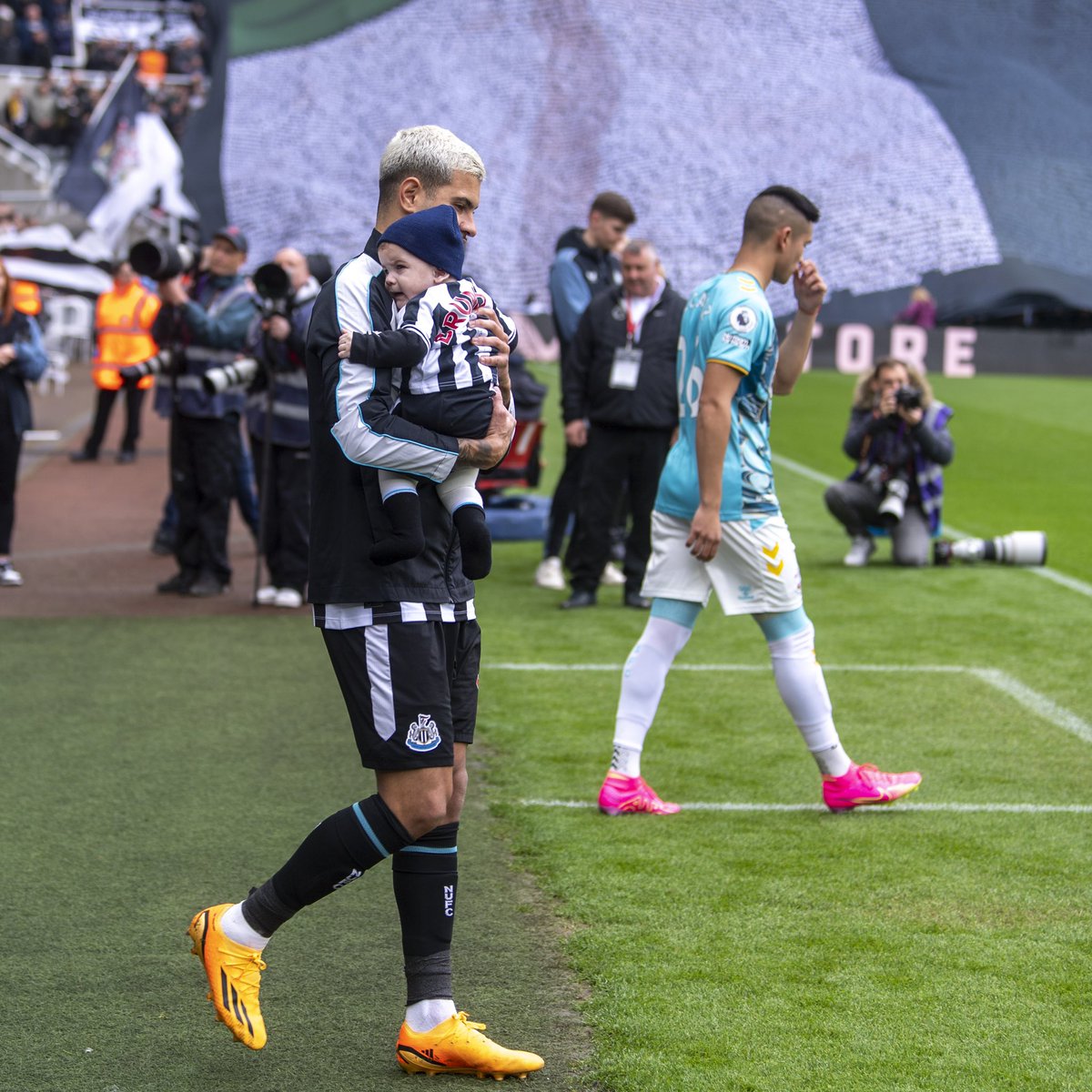 brunoog97's tweet photo. A day to stay forever in my memory! Immense happiness to enter with my son for the first time in our second home. Three more points on our walk. Thank you God for allowing me to live my dreams here. 🖤🤍 @NUFC https://t.co/0W7BuYeokK