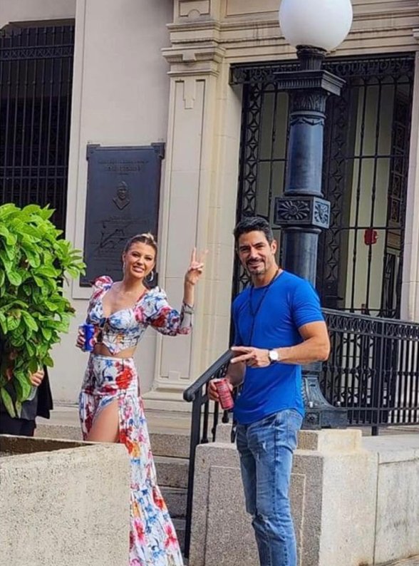 TelemundoPR's tweet photo. @madisonandersonberrios, la Ganadora de #LCDLF3 y @ppgamez Gamez, después de un recorrido por El Viejo San Juan y el Morro, que hasta la camisa de Clemente 21 se llevó Pepe, ya están devuelta a sus compromisos en Miami. 

Esta Noche - El reecuentro el #LCDLF3 - 9PM https://t.co/giGVjbzr5R