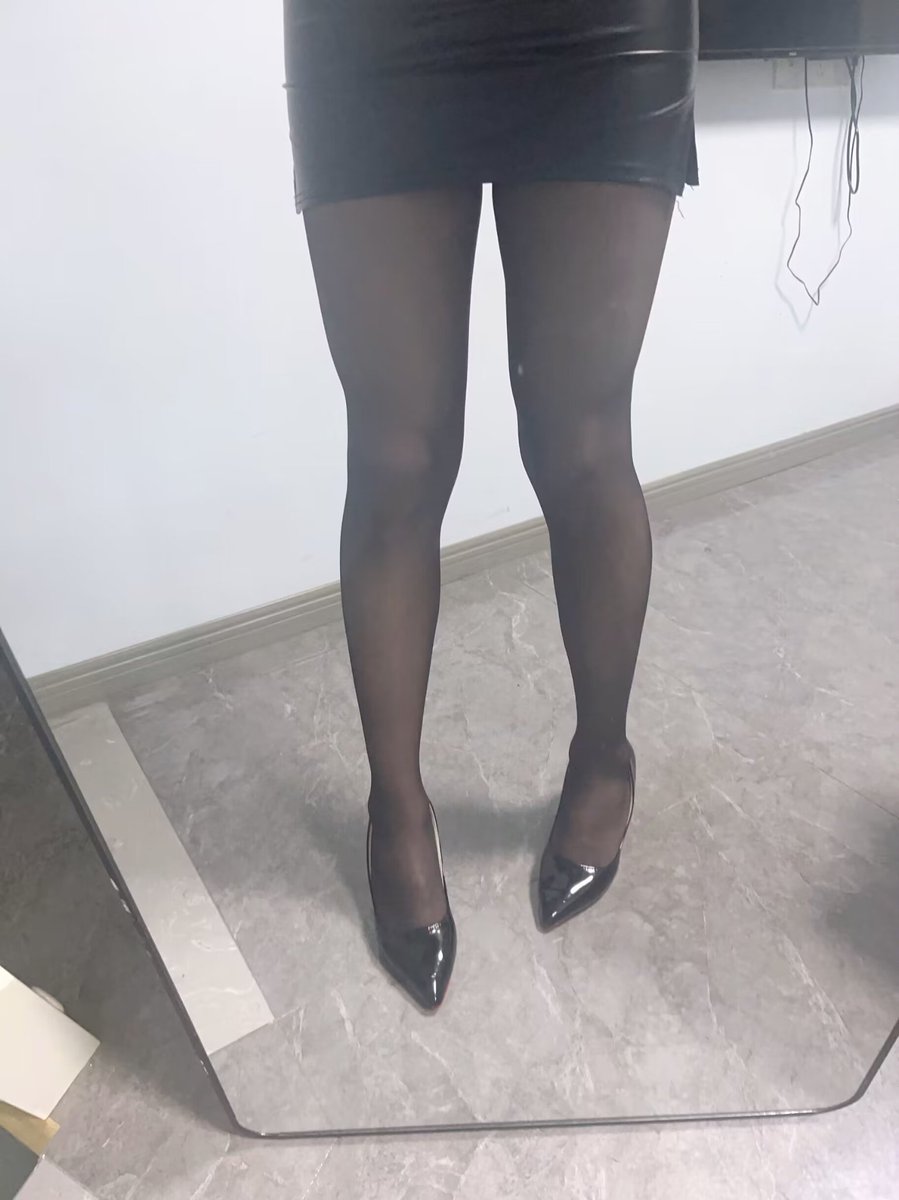 AynamiRei0's tweet photo. 四选一要选哪一个呢？😋#伪娘 #男の娘 #黑丝 #白丝 #肉丝 #吊带丝袜 #高跟鞋 #OL #腿控 https://t.co/YlqGHGnoEn