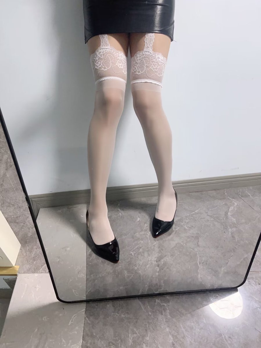 AynamiRei0's tweet photo. 四选一要选哪一个呢？😋#伪娘 #男の娘 #黑丝 #白丝 #肉丝 #吊带丝袜 #高跟鞋 #OL #腿控 https://t.co/YlqGHGnoEn