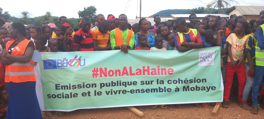 RadioNdekeLuka's tweet photo. @RadioNdekeLuka toujours plus près de ses auditeurs/trices de #Mobaye. La 2è émission publique sur la cohésion sociale, la coexistence pacifique et le vivre-ensemble vient de s’achever. Plus de 2000 personnes ont répondu présent au Rendez-vous.
@FondHirondelle
@UEenRCA https://t.co/tDzMBmo6Un