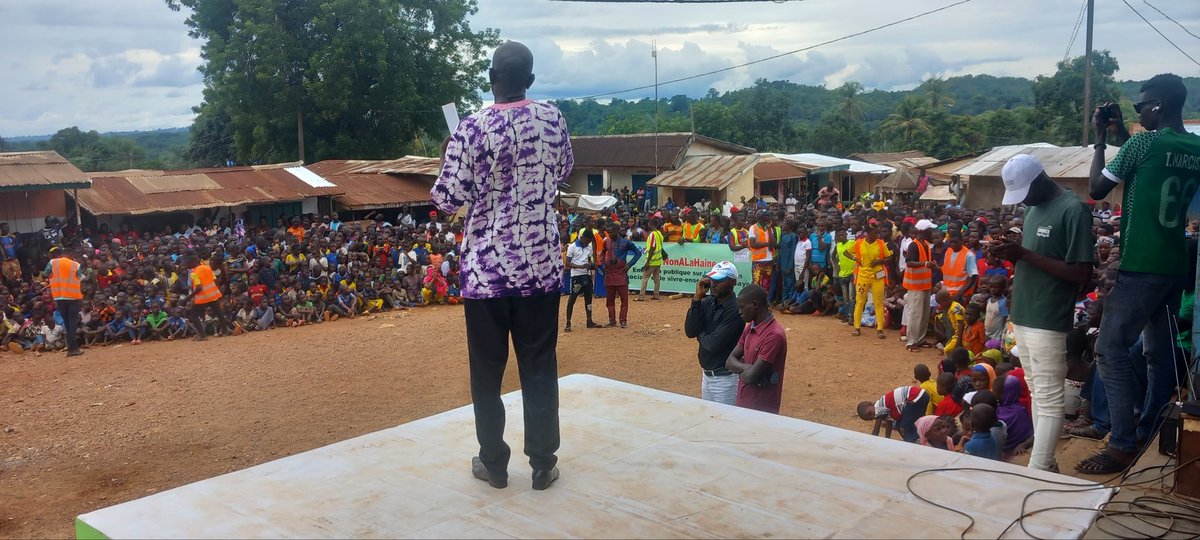 RadioNdekeLuka's tweet photo. @RadioNdekeLuka toujours plus près de ses auditeurs/trices de #Mobaye. La 2è émission publique sur la cohésion sociale, la coexistence pacifique et le vivre-ensemble vient de s’achever. Plus de 2000 personnes ont répondu présent au Rendez-vous.
@FondHirondelle
@UEenRCA https://t.co/tDzMBmo6Un