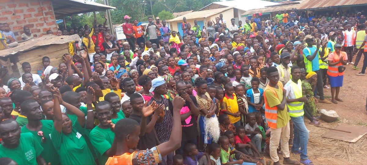 RadioNdekeLuka's tweet photo. @RadioNdekeLuka toujours plus près de ses auditeurs/trices de #Mobaye. La 2è émission publique sur la cohésion sociale, la coexistence pacifique et le vivre-ensemble vient de s’achever. Plus de 2000 personnes ont répondu présent au Rendez-vous.
@FondHirondelle
@UEenRCA https://t.co/tDzMBmo6Un