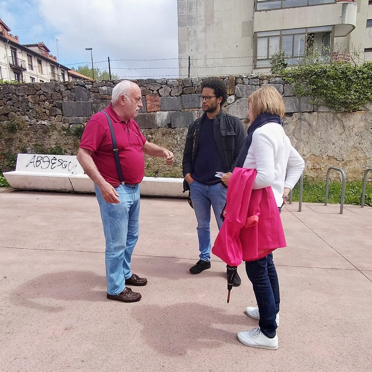 Hoy nos acercamos a charlar con Javier Gómez-Acebo sobre el tema de las escolleras.

Aprovechamos también para acercarnos a la Remonta y valorar de de su mano cosas que, a falta de que se solvente el tema de la cesión, se podrían hacer para mejorar el barrio de Campogiro.