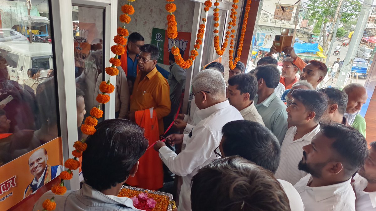 JaisBjp's tweet photo. मा. राज्यमंत्री उत्तर प्रदेश सरकार राजा मयंकेश्वर शरण सिंह जी ने नगर पालिका जायस की अध्यक्ष पद हेतु भाजपा प्रत्याशी श्रीमती Beena Sonkar जी के चुनाव कार्यालय का उद्घाटन किया।
उक्त अवसर पर जिला व मंडल पदाधिकारी भाजपा कार्यकर्ता मौजूद रहे। https://t.co/MqpQlxb7zx