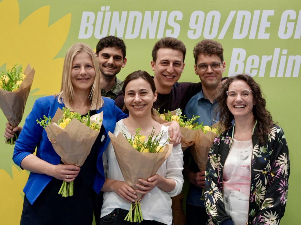 gruenemitte's tweet photo. Wiedergewählt! Bis 2025 dürfen wir den bundesweit viertgrößten Kreisverband von @Die_Gruenen führen. Wir bedanken uns für das Vertrauen und begrüßen Kreisvorständin Madlen neu im Team. Mit Demut und politischer Gestaltungsfreude für #Berlin #Mitte 🌻 https://t.co/28vrWl3cTM