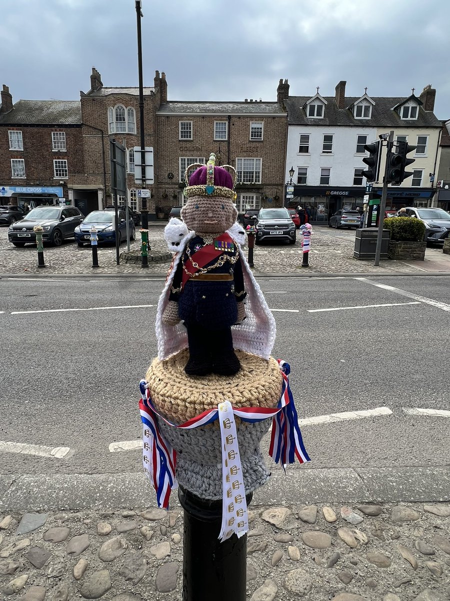 JenCarsonTaylor's tweet image. These #bollard #toppers decorate the entire Market Square, both sides of the main road, in Thirsk — home of James Herriot &amp;amp; All Creatures Great and Small.