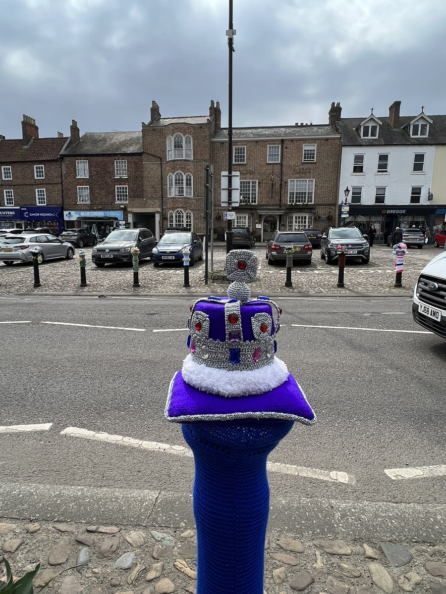 JenCarsonTaylor's tweet image. These #bollard #toppers decorate the entire Market Square, both sides of the main road, in Thirsk — home of James Herriot &amp;amp; All Creatures Great and Small.