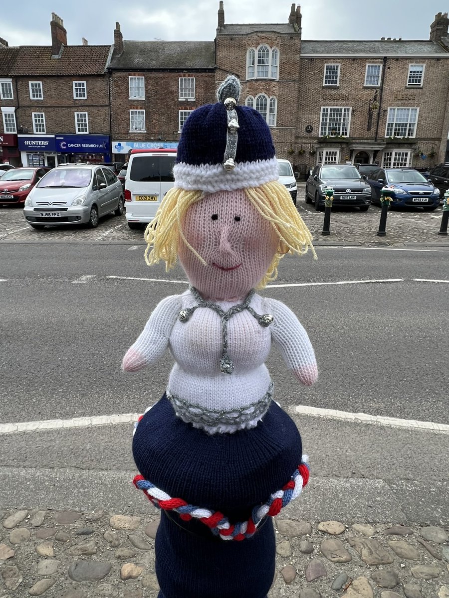 JenCarsonTaylor's tweet image. These #bollard #toppers decorate the entire Market Square, both sides of the main road, in Thirsk — home of James Herriot &amp;amp; All Creatures Great and Small.