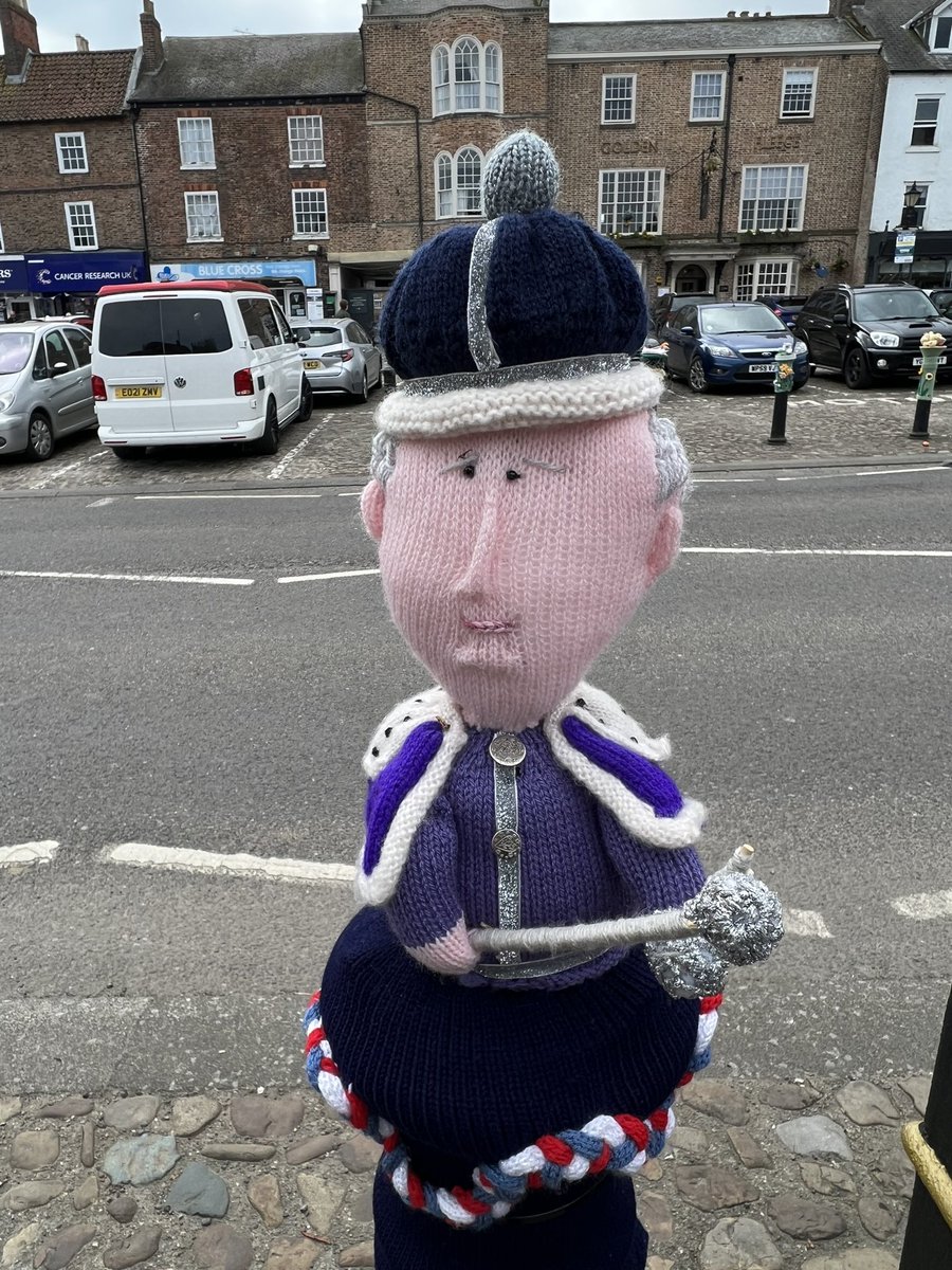 JenCarsonTaylor's tweet image. These #bollard #toppers decorate the entire Market Square, both sides of the main road, in Thirsk — home of James Herriot &amp;amp; All Creatures Great and Small.