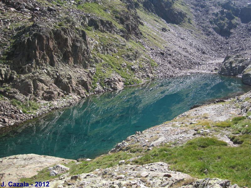 Une randonnée dans les Pyrénées : Etangs du Montcalm et d'Estats pyrandonnees.fr/rando_etang_es… #randonnées #rando #pyrénées