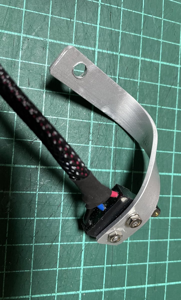 hekohekoayumu's tweet image. マスターシリンダーはcrimazのリザーバーが目立たないタイプ。
ブレーキランプも機械式で追加します。
とりあえずなのでステーも適当に曲げたアルミ板。
配線はリアのスイッチから。
マスターの中身は汎用のグリメカみたいですね。
OHのパーツもなんとかなりそう。
#crimaz
#vespa
#disc_brake