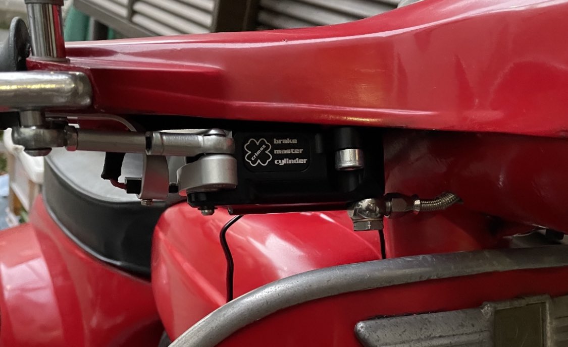 hekohekoayumu's tweet image. マスターシリンダーはcrimazのリザーバーが目立たないタイプ。
ブレーキランプも機械式で追加します。
とりあえずなのでステーも適当に曲げたアルミ板。
配線はリアのスイッチから。
マスターの中身は汎用のグリメカみたいですね。
OHのパーツもなんとかなりそう。
#crimaz
#vespa
#disc_brake