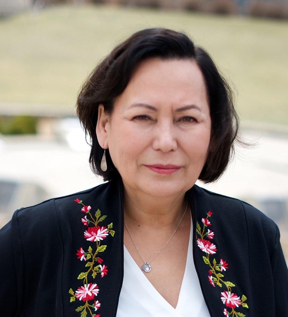 keepingthefire1's tweet photo. @Ma_Mawi honours @sandradelaronde as a Keeper of the Fire for #KFB2023. Sandra is a champion of social change &amp; works tirelessly to amplify the voices of Indigenous Peoples in #Manitoba. She exemplifies what it means to be a Good Relative. Join us June 15: https://t.co/m8mZ3ThEho https://t.co/vUXHoPkdvS