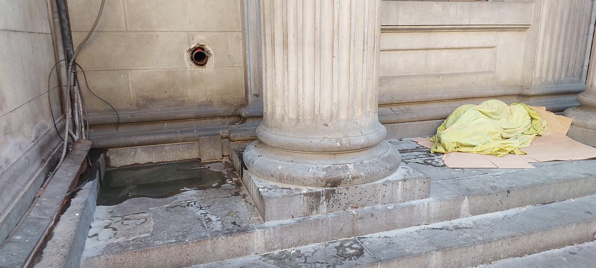 MACastilloRios's tweet photo. @rlopezaliaga1 Señor alcalde por favor limpien el orines diario a 3 cuadras de su oficina. Acá las fotos https://t.co/LQG1SPuYfR