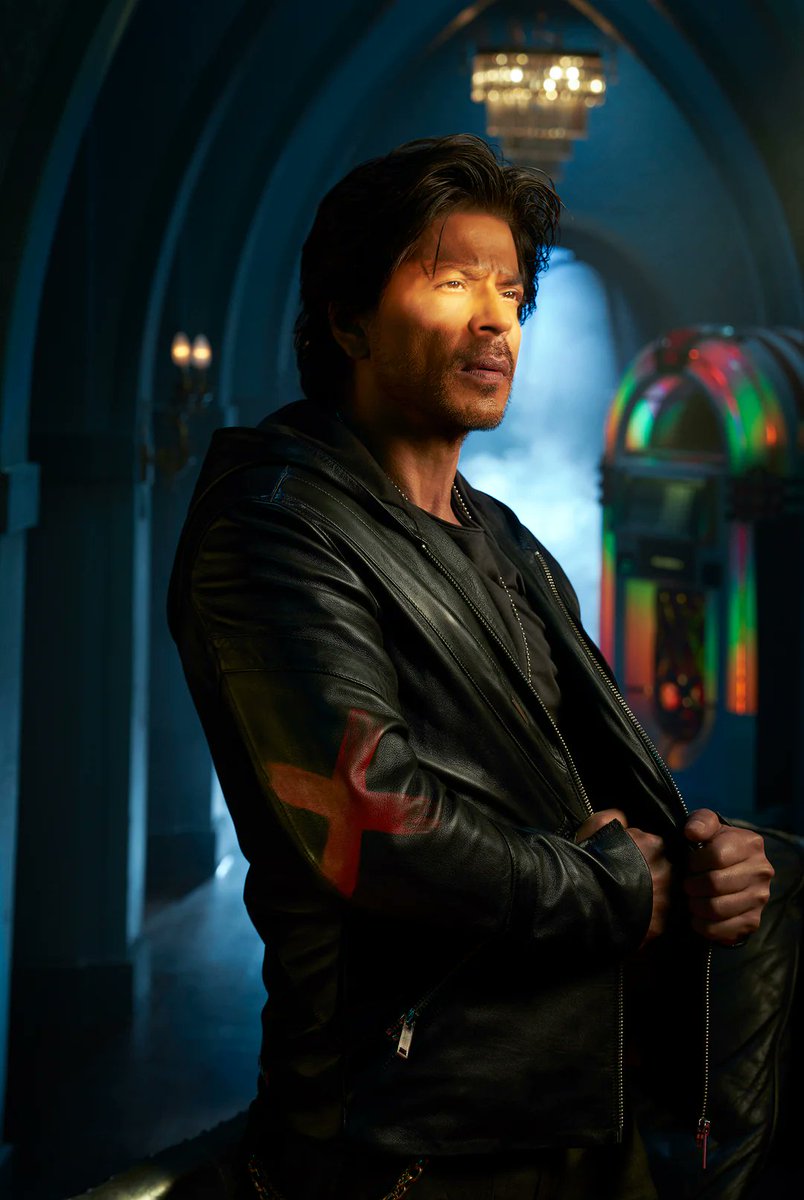 SRKUniverse's tweet image. Xplaining the Significance of Signature X 📝
These Xclusive 30 units of #DyavolX are personally signed by @iamsrk Himself  ✍ The 2nd image shows the area where the autograph appears ✨

visit 🕸️ dyavolx.com to order yours 🎁

#ShahRukhKhan #SRK #AryanKhan…