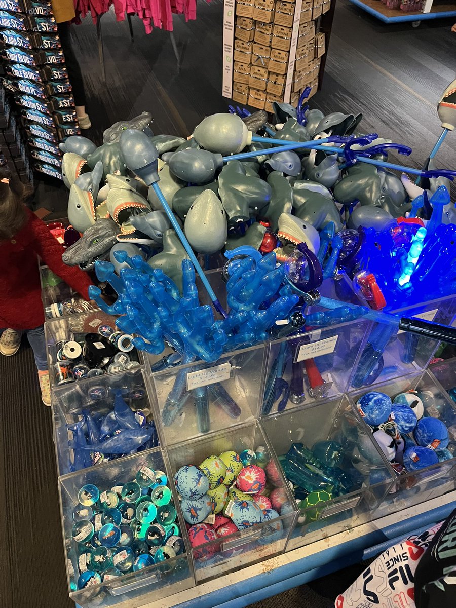 Aquarium: “plastic waste is a huge problem for marine life. Do your part!”

Also Aquarium: