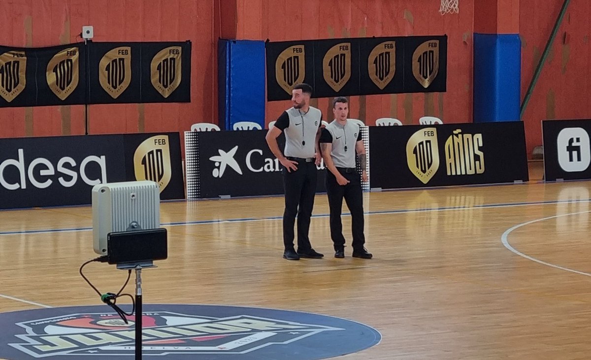 FAB_Andaluza's tweet photo. 🧑‍💻 Los ⛹️#FEBJuniorM2023 y ⛹️‍♀️#FEBJuniorF2023  de Huelva, un referente en el análisis de la preparación física arbitral gracias a una red de elementos de última generación 😱

ℹ️➡️ https://t.co/t0phoyPw1K

#imprescindibles
#serarbitromola
#baloncestoandalucia https://t.co/Byn5t10GAX