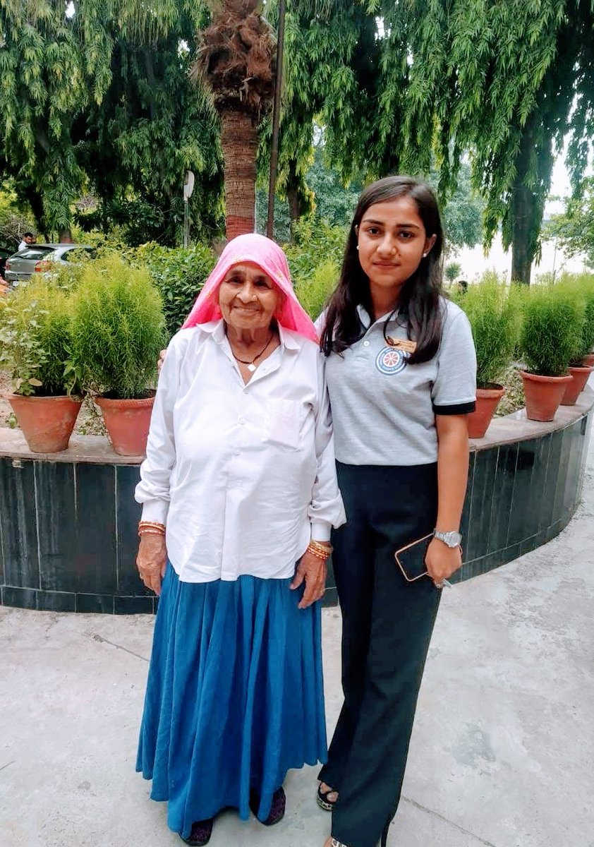 तन बूढ़ा होया करे, मन बूढ़ा नहीं होता। 

शूटर दादी चंद्रो तोमर को उनकी पुण्यतिथि पर भावभीनी श्रद्धांजलि, सत् सत् नमन🙏। <a href="/shefali_tomar/">Shefali Tomar 🇮🇳</a> <a href="/realshooterdadi/">Dadi Chandro Tomar Memorial</a> <a href="/shooterdadi/">Dadi Prakashi Tomar 🇮🇳</a>