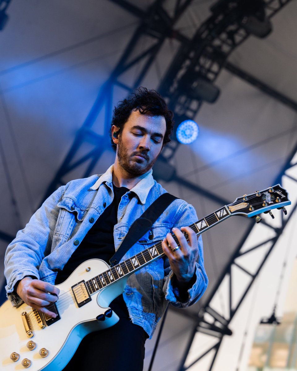 jonasbrothers's tweet photo. Virginia Beach!! That was awesome. There’s something special about performing Songs By The Ocean 😉 Thanks for having us @sitw! https://t.co/y8lpYWghwt