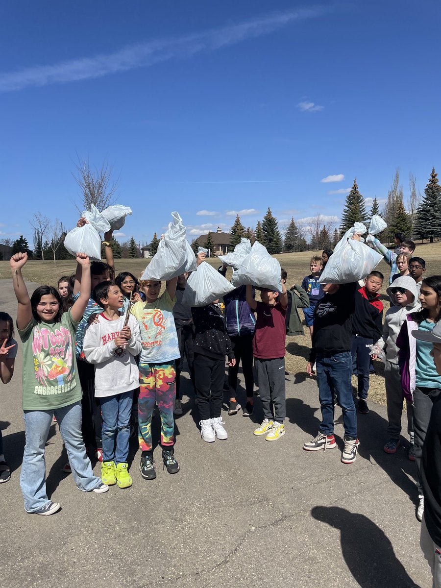 ESSchool's tweet photo. A big thank you to our grade 5 classes for participating in our weekly schoolyard spring clean up and demonstrating husky pride. Way to go, Huskies!!! #estherstarkmanschool #huskypride https://t.co/r5kihMPOo9
