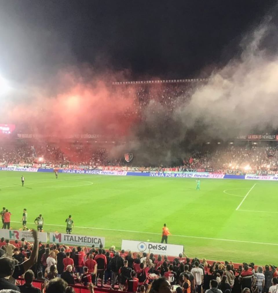 Estábamos aburridos y lo tiramos desde 2 tribunas en pleno segundo tiempo. Pirotecnia y huevos, sobran.