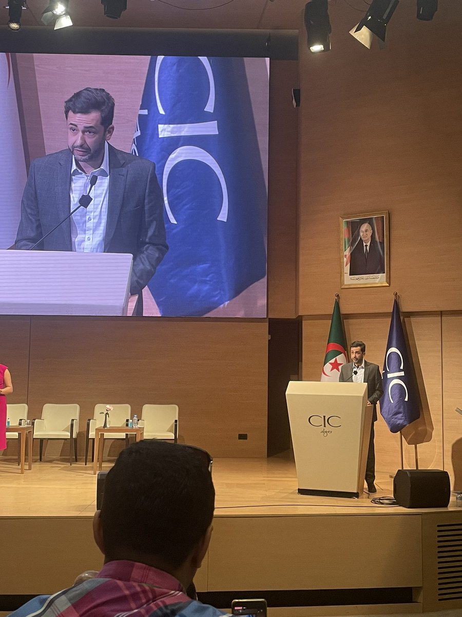 raoufbeingmoor's tweet photo. @SahFay livre le rapport des recommandations à la fin des 2 jours des assises sur la politique de l’industrie cinématographique en #Algerie. https://t.co/5PxQkKJiGz