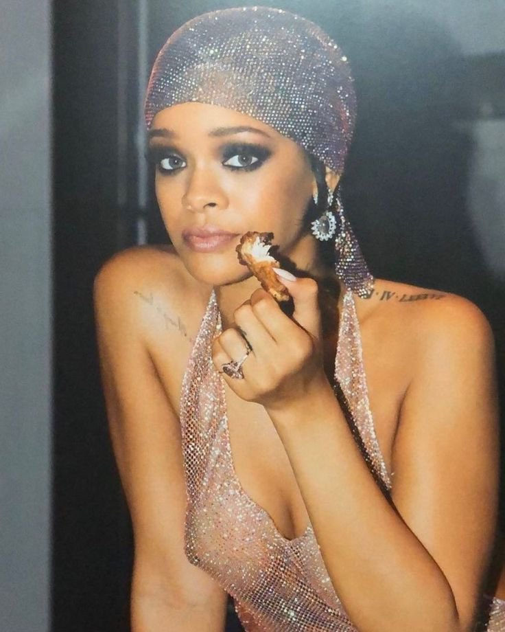 lohanisgod's tweet image. rihanna eating a chicken wing while wearing a $200,000 swarovski crystals dress, 2014