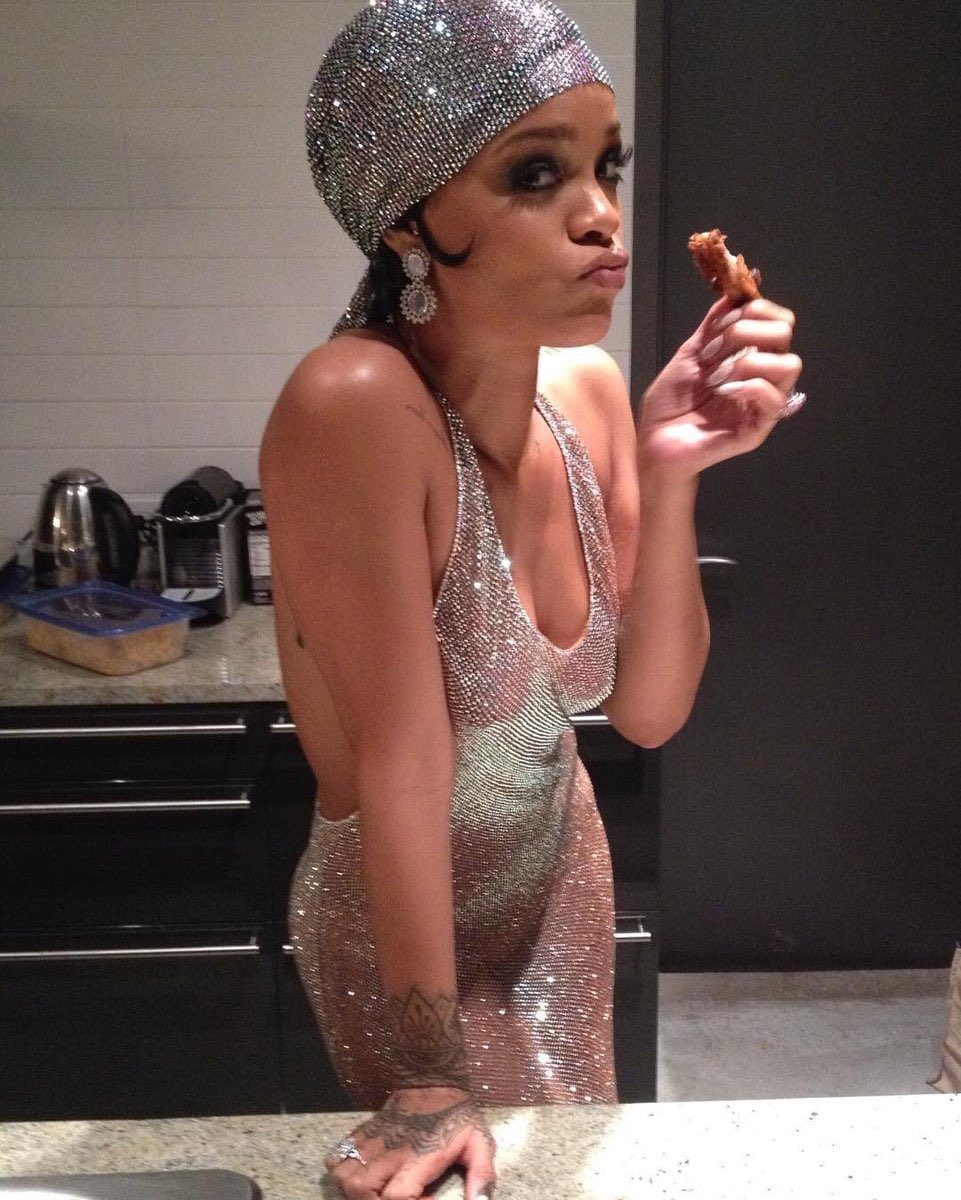 lohanisgod's tweet image. rihanna eating a chicken wing while wearing a $200,000 swarovski crystals dress, 2014
