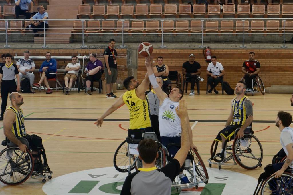 ppbadajozlocal's tweet photo. 🏀Esta mañana el alcalde de #Badajoz, @BarreraGragera, y el concejal de #Deportes, Juancho Pérez han asistido a la final y entrega de trofeos de la fase final de la Copa de Europa de Baloncesto en Silla de Ruedas Euroliga. Enhorabuena a todos los equipos, especialmente al #Mideba https://t.co/RQMm8mpQl9