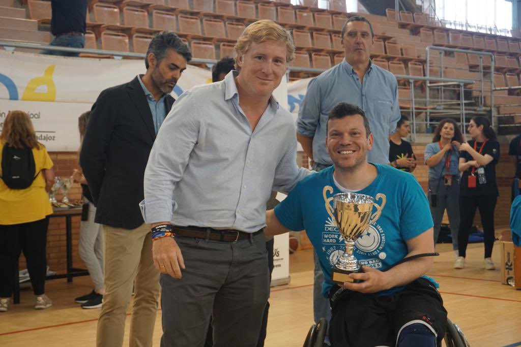 ppbadajozlocal's tweet photo. 🏀Esta mañana el alcalde de #Badajoz, @BarreraGragera, y el concejal de #Deportes, Juancho Pérez han asistido a la final y entrega de trofeos de la fase final de la Copa de Europa de Baloncesto en Silla de Ruedas Euroliga. Enhorabuena a todos los equipos, especialmente al #Mideba https://t.co/RQMm8mpQl9