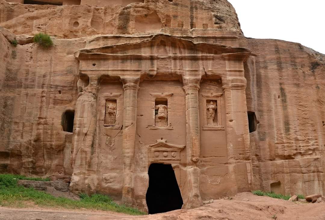 Tomb of the Soldier (1st Century CE), in Petra, Jordan. It carved out of red sandstone with niches containing male figures dressed in military style. A cuirassed Roman soldier stands in central niche of facade.

#archaeohistories