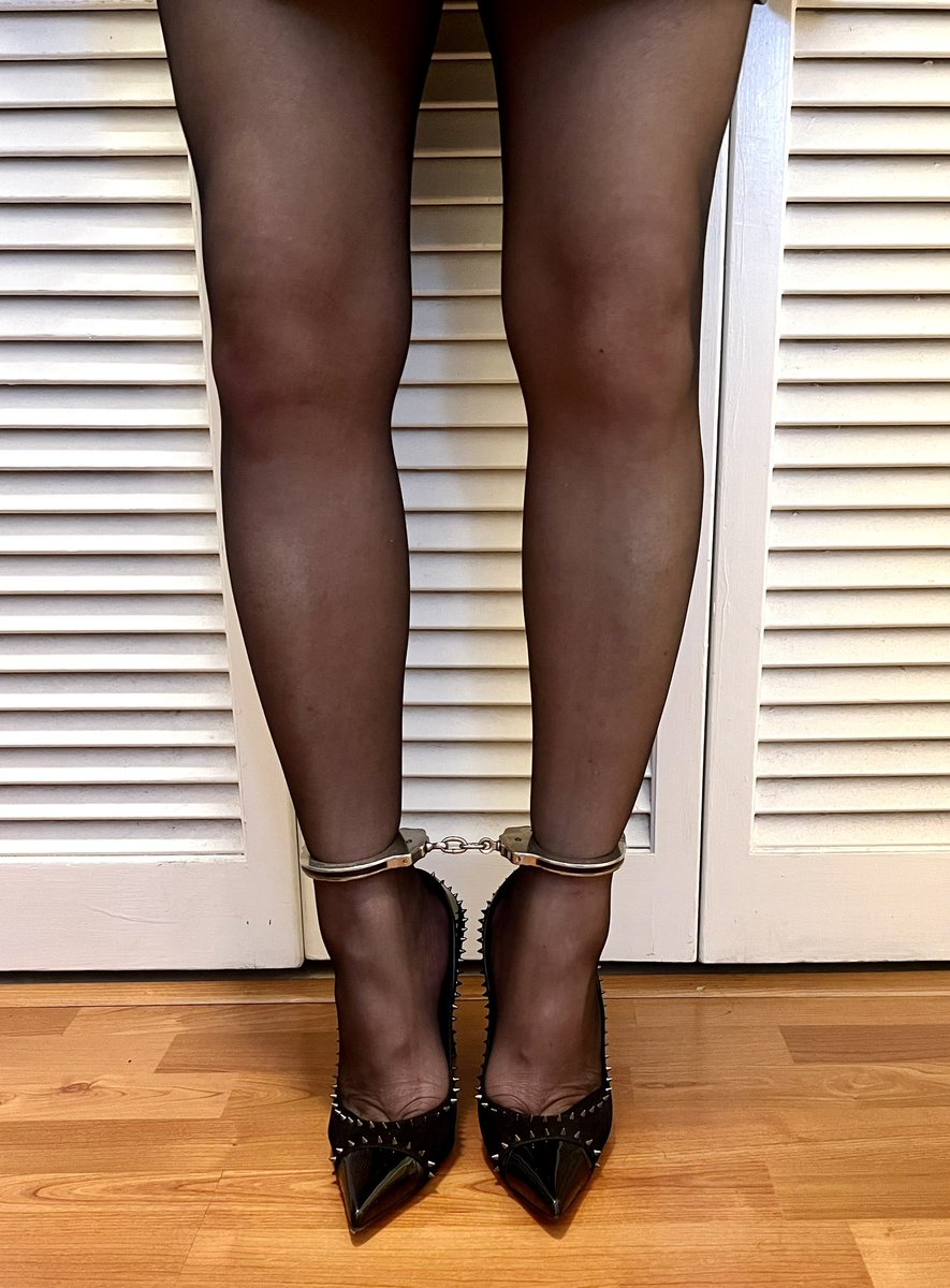 kitty808cd's tweet photo. Cant walk very fast like this https://t.co/ONOR8yeMZ3