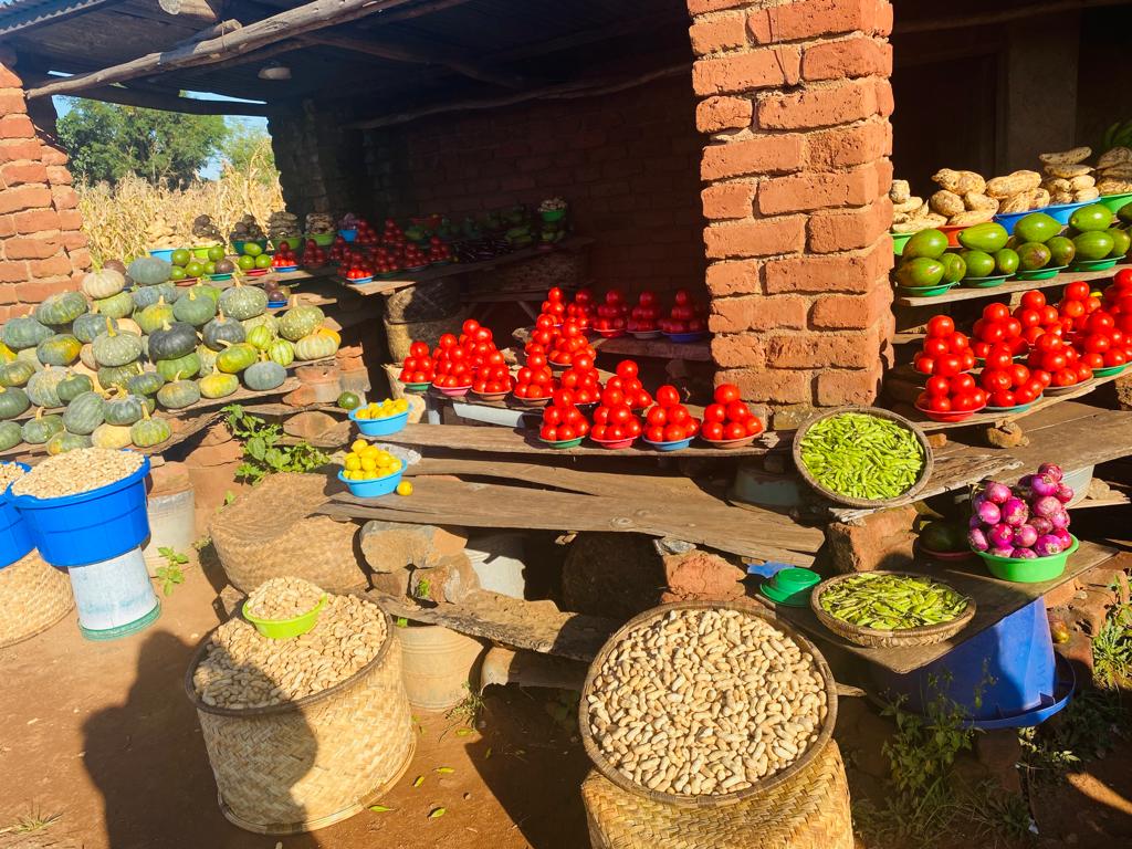 thetailor7's tweet photo. All products fresh, an ordinary street market in Malawi🇲🇼🇲🇼 https://t.co/YZ5ZKuG5wv