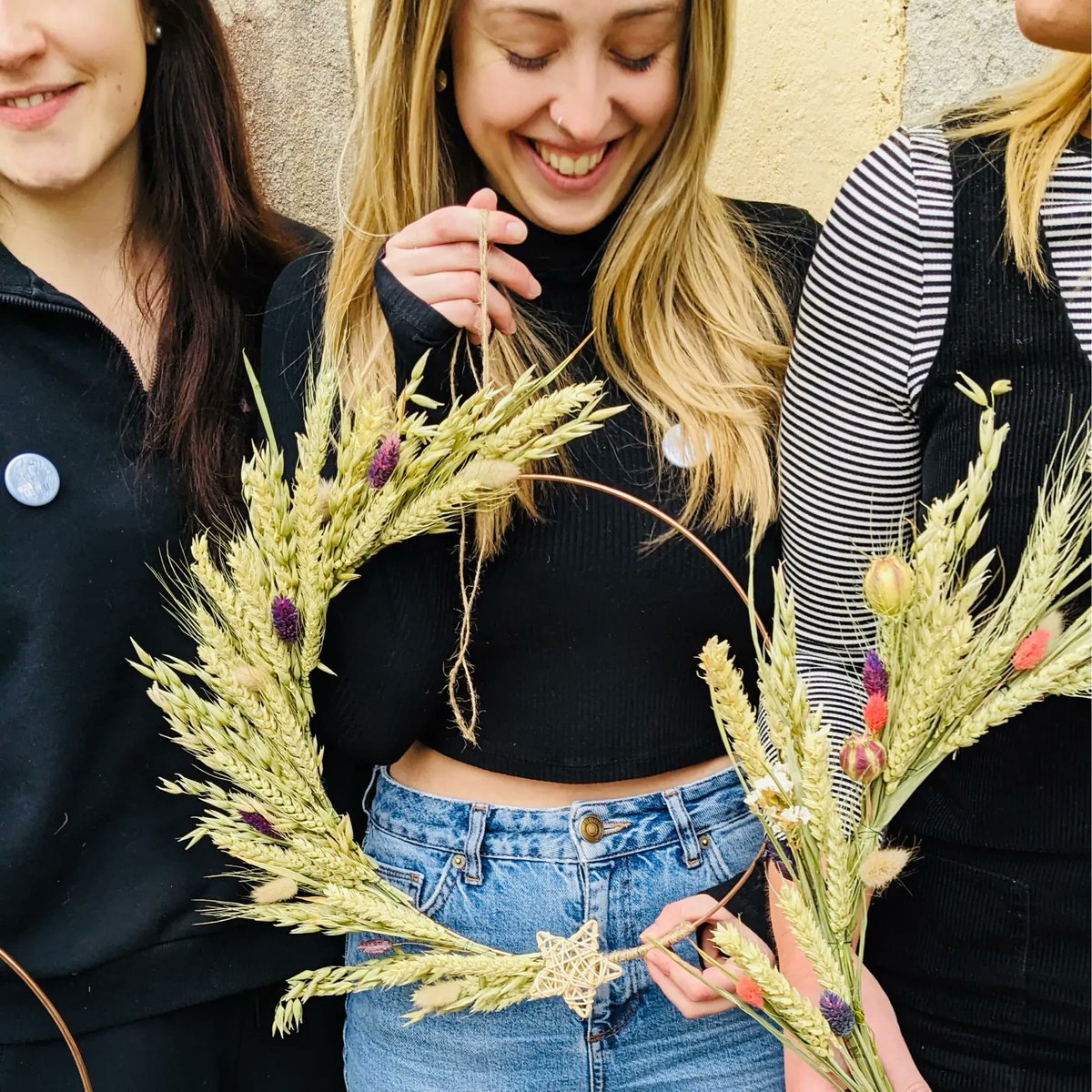 The_crafty_hen's tweet image. Eco friendly,  refined Wreaths for home or wedding decor 🌾 🌸 

Dried Floral Wreath making is our newest activity and it’s certainly proving popular with you Crafty Hens! 

Find out more here👇 
thecraftyhen.co.uk/workshop/susta… 

#craftyhen #ecocraft #sustainablecraft