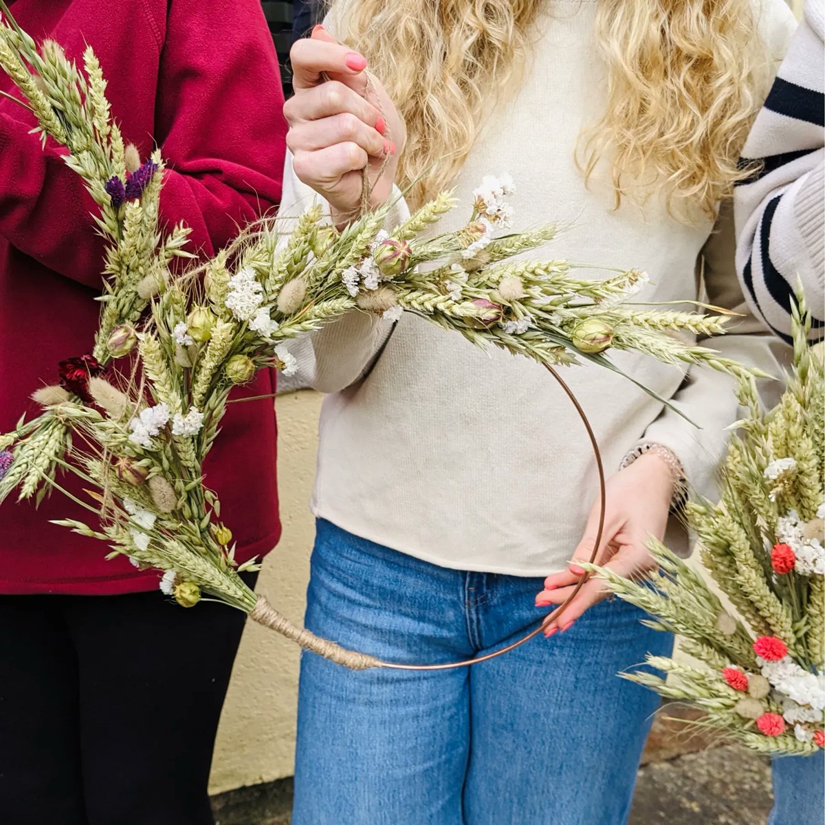 The_crafty_hen's tweet image. Eco friendly,  refined Wreaths for home or wedding decor 🌾 🌸 

Dried Floral Wreath making is our newest activity and it’s certainly proving popular with you Crafty Hens! 

Find out more here👇 
thecraftyhen.co.uk/workshop/susta… 

#craftyhen #ecocraft #sustainablecraft