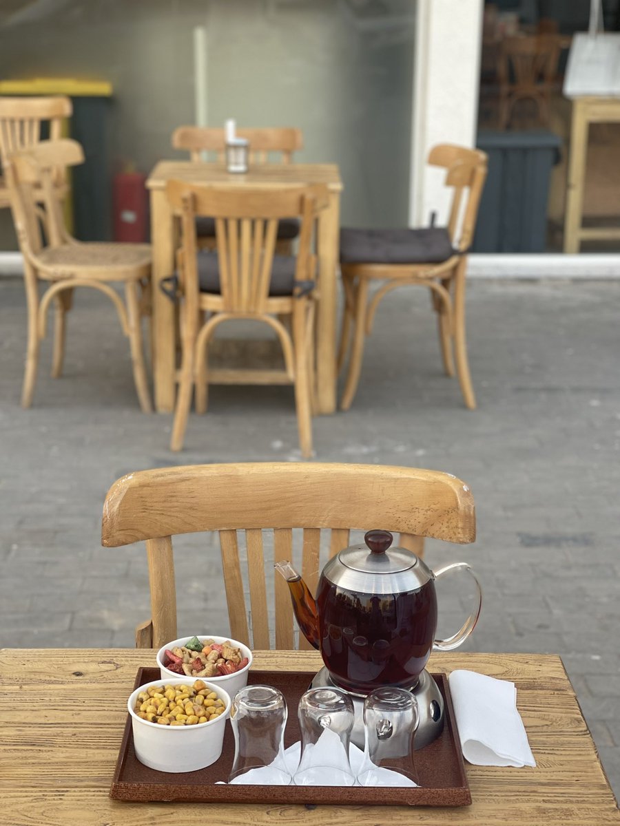 اليوم شربت شاهي بالدماغ في
<a href="/ShubraTea/">شاي شبرا</a>
من المحلات المرتبة للشاهي بالرياض و يقدم لك تجربة ممتازة[ مكان - خدمة - جودة ]عندهم الشاهي بالبخار بتوليفتهم الخاصة -وفيه ايس تي رهيب، اما المنتجات الاضافية فيه جباتي بالحبة او البوكس و فيه شابورة سمسم و معمول ،فوق ان الشاهي زين تعاملهم ممتاز