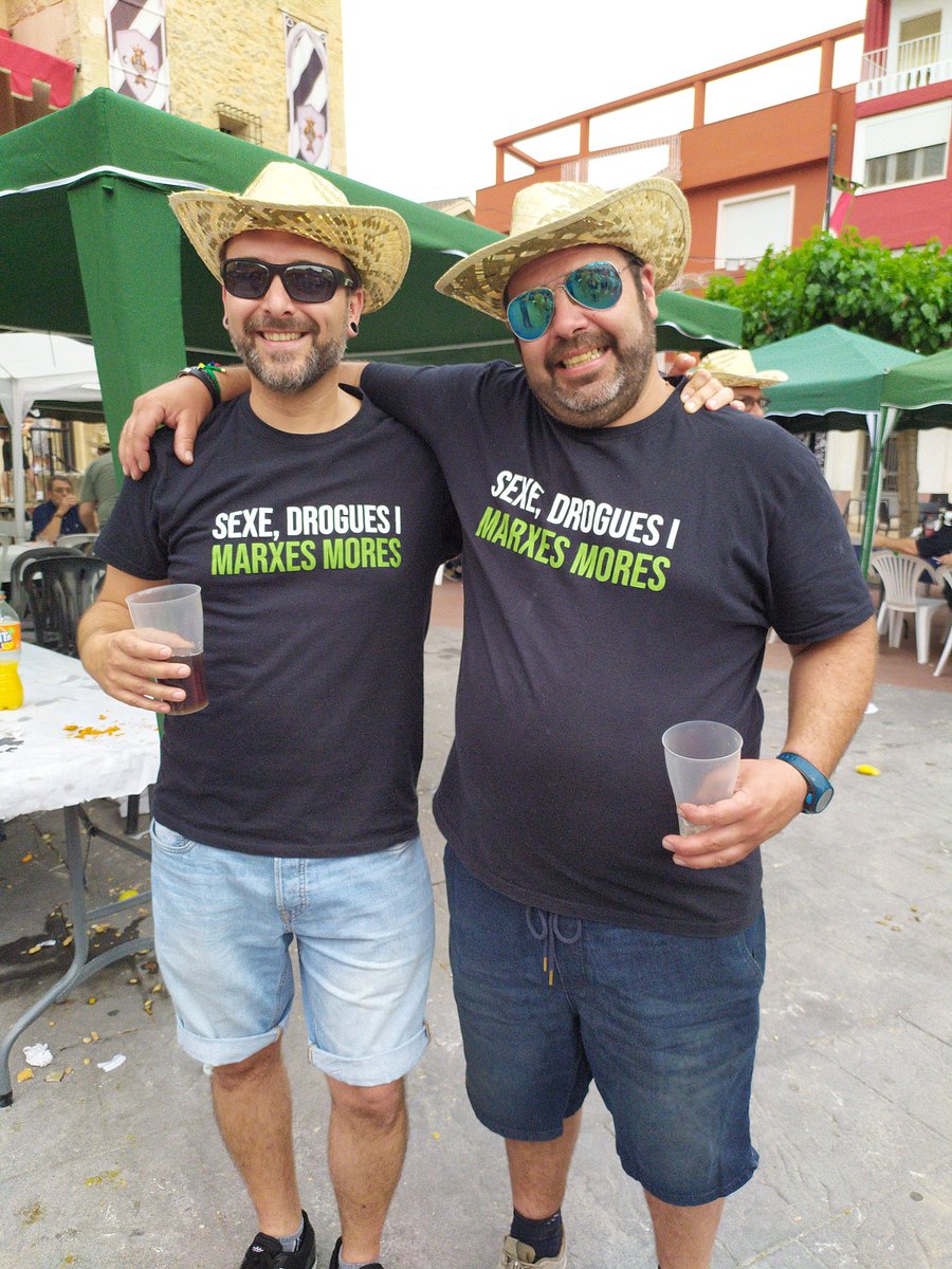 Eli_Muro's tweet photo. Un dels actes de creació recent és la paella de germanor, on totes les filaes i la @uniomusicalmuro ens juntem en la plaça ja engalanada per a passar un dia tots junts, abans que arriben les Festes (12-15 maig) i cadascú estiga en les seues filaes #Muro #MiCMuro #MorosiCristians https://t.co/yKPnV3t5BK