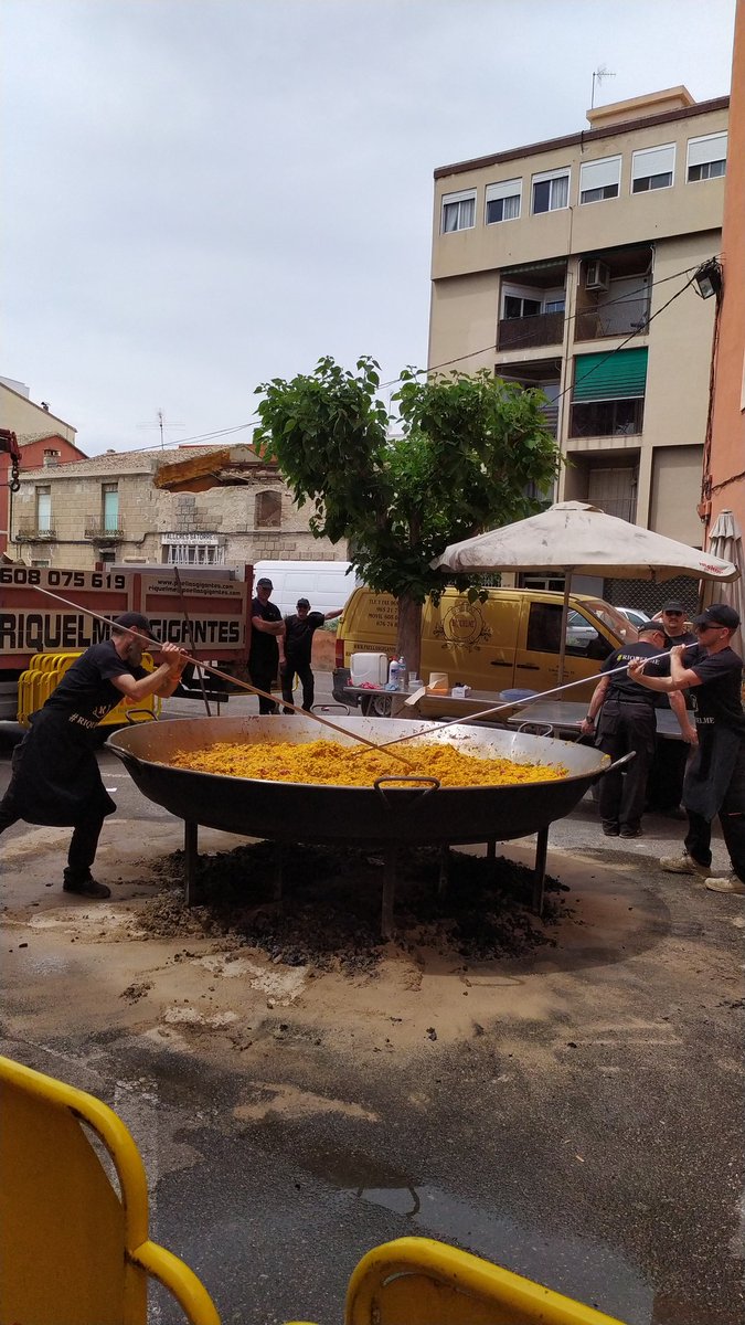Eli_Muro's tweet photo. Un dels actes de creació recent és la paella de germanor, on totes les filaes i la @uniomusicalmuro ens juntem en la plaça ja engalanada per a passar un dia tots junts, abans que arriben les Festes (12-15 maig) i cadascú estiga en les seues filaes #Muro #MiCMuro #MorosiCristians https://t.co/yKPnV3t5BK