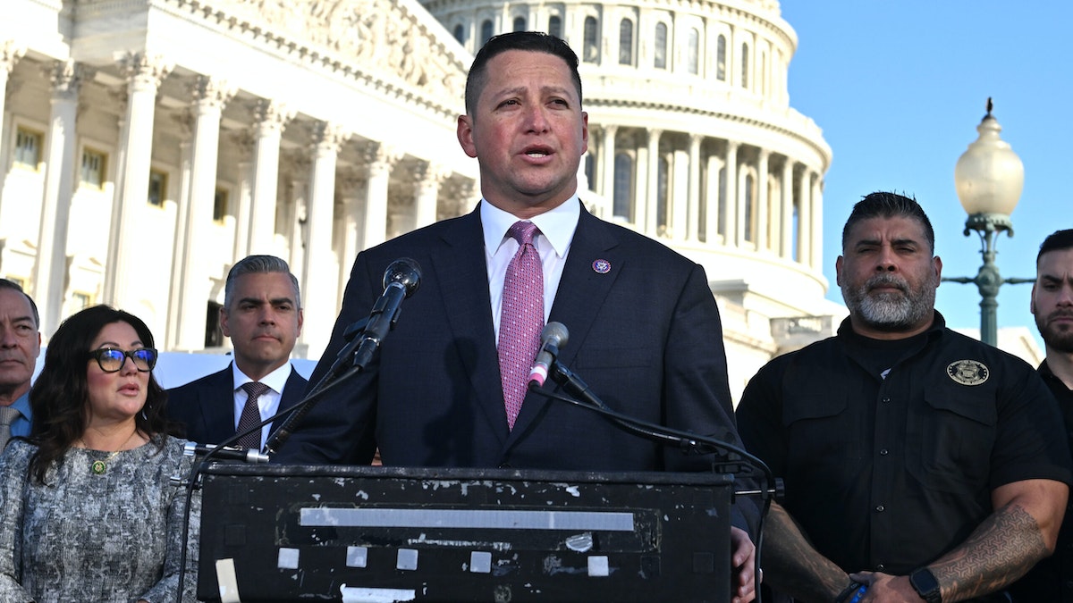 DailyWireNews's tweet photo. Border Congressman: Towns 100+ Miles Away From The Border ‘Overwhelmed’ With Illegal Aliens https://t.co/i4xcHOeOeg https://t.co/Aimt5QKk6S